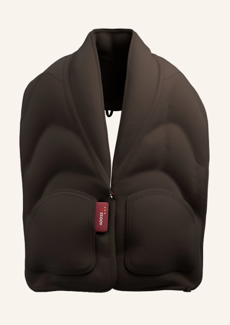 Dunkelbraune, ärmellose Wärmeweste von Stoov. Das voluminös gesteppte Design verfügt über einen Kragen, zwei Vordertaschen und ein rotes Logo-Etikett.