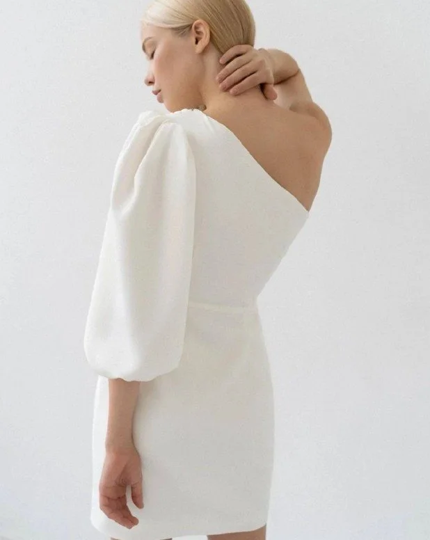 Modernes, kurzes Brautkleid im One-Shoulder-Schnitt mit einem voluminösen Puffärmel links, ideal für das Standesamt.