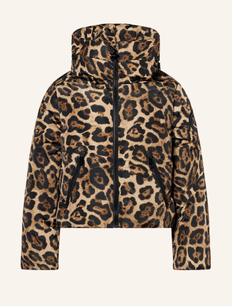 Gefütterte Skijacke mit braunem Leopardenmuster und hohem Kragen vor hellem Hintergrund. Kurze Winterjacke mit durchgehendem Frontreißverschluss, zwei seitlichen Reißverschlusstaschen und Logo.