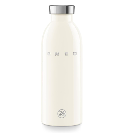Eine schlichte, cremeweiße Trinkflasche mit silbernem Drehverschluss. Auf der Vorderseite stehen die silbernen Logos "SMEG" und "24 BOTTLES".