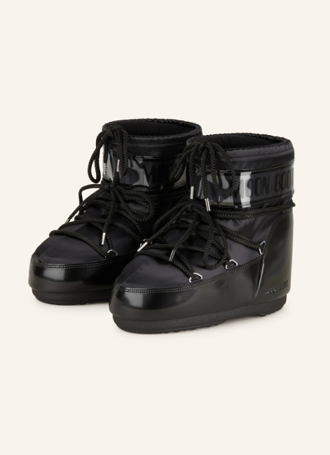 Ein Paar schwarze, knöchelhohe Winterstiefel mit dicker Sohle, markanter Schnürung und einem glänzenden Band mit "MOON BOOT"-Schriftzug.