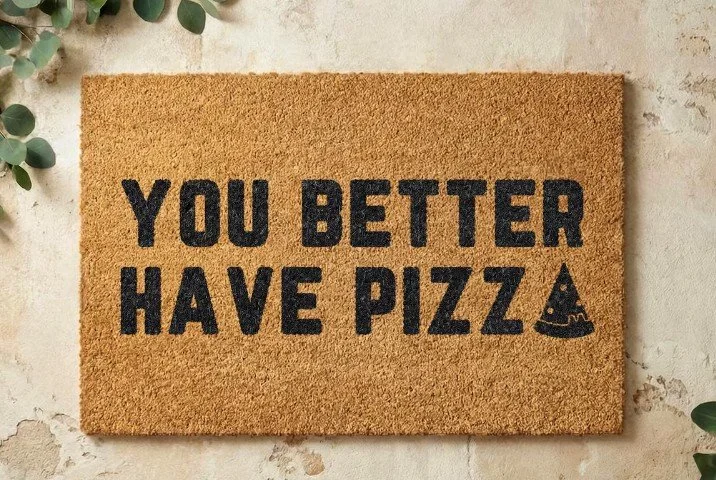 Rechteckige Kokos-Fußmatte mit dem lustigen, schwarzen Aufdruck „YOU BETTER HAVE PIZZA“ und einem kleinen Pizza-Stück-Symbol daneben.