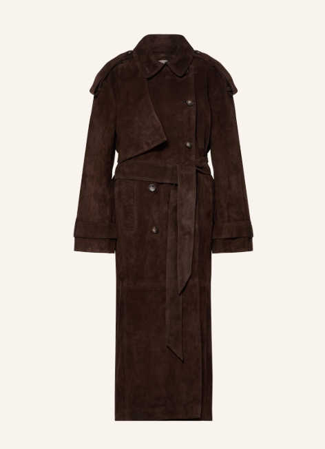 langer, dunkelbrauner Trenchcoat aus weichem Wildleder mit klassischen Details wie Schulterklappen, Sturmblende und Reverskragen. Mit  zweireihiger Knopfleiste und breitem Bindegürtel.