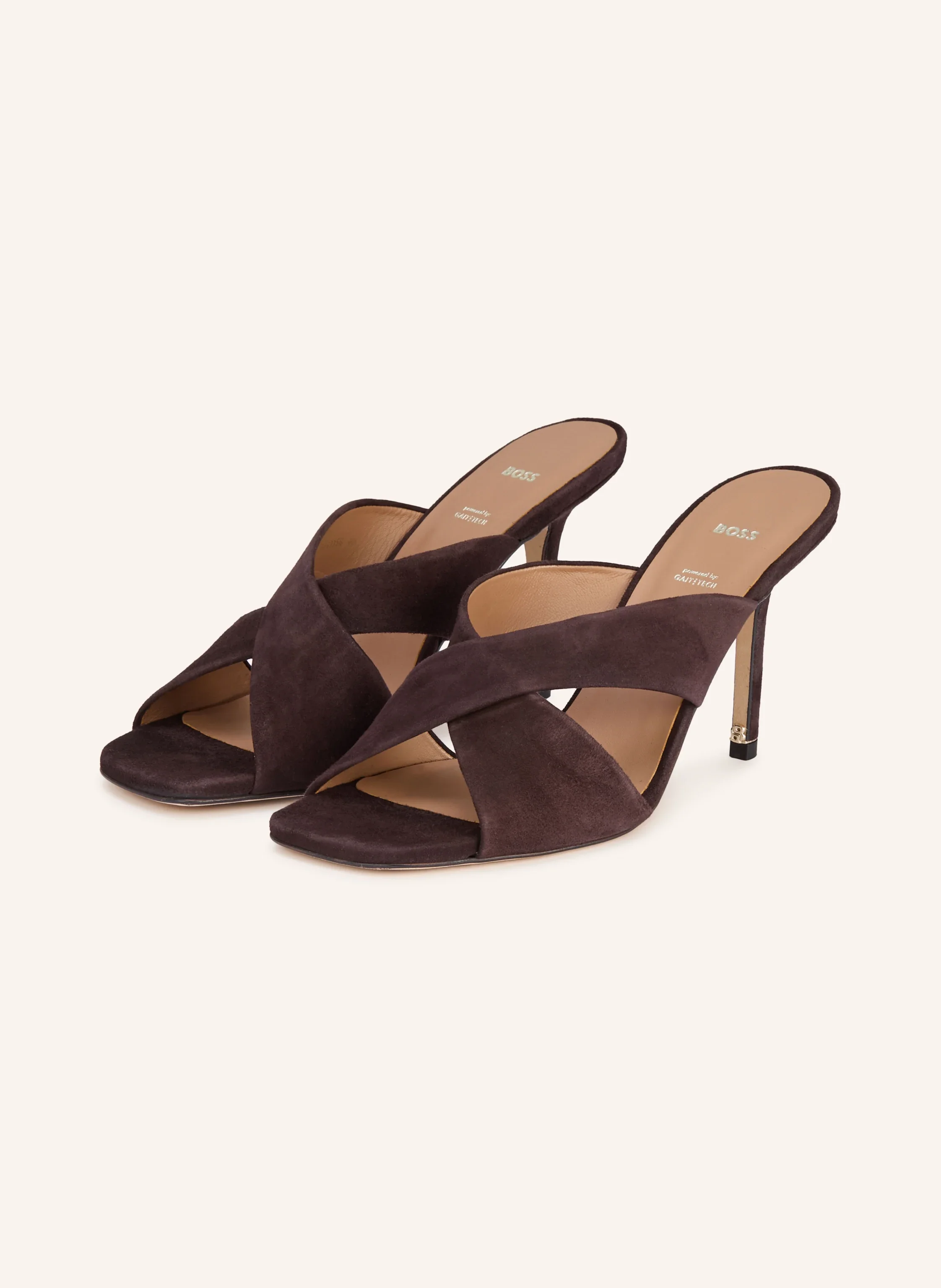 Dunkelbrauner Wildleder-Mule von BOSS mit überkreuzten Riemen und schlankem Stiletto-Heel mit Golddetail – eleganter Abend-Sandal Frühling 2026