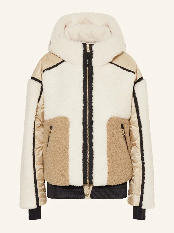 Exklusive Bogner Skijacke im angesagten Teddy-Look. Die Kapuzenjacke kombiniert kuscheliges Fell in Creme und Beige mit sportlichen schwarzen Kontraststreifen und glatten Nylon-Partien – ein luxuriöses Highlight für modische Ski Outfits.