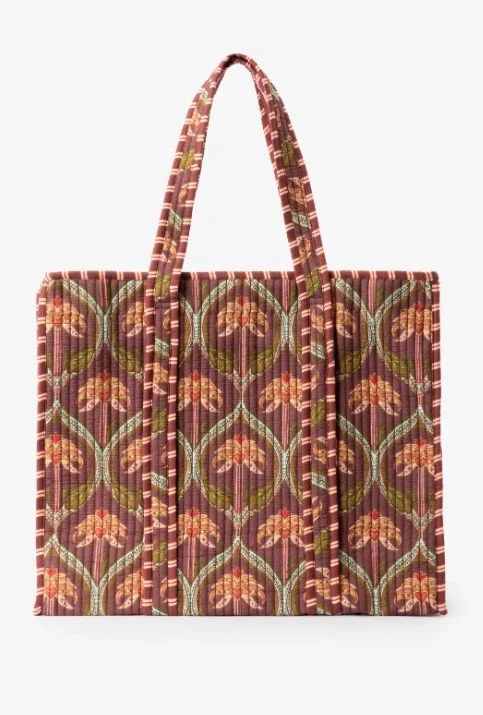 Gemusterte Stoff-Shopper-Tasche in Rot- und Grüntönen mit Steppmuster, praktische und stilvolle Geschenkidee für Frauen, freigestellt auf weißem Hintergrund.