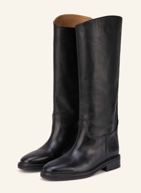 Ein Paar kniehohe schwarze Glattlederstiefel mit flachem Absatz und runder Kappe vor einem hellen Hintergrund.