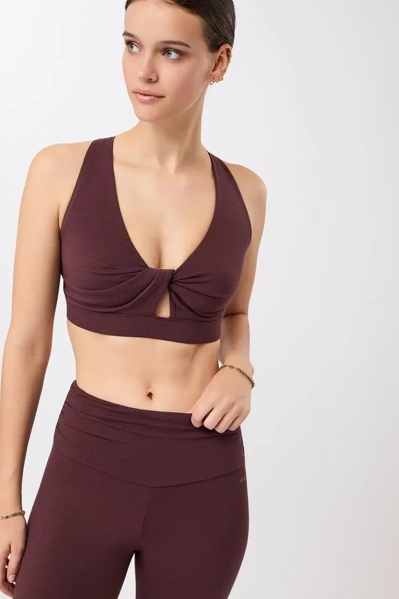 Yoga Outfit von Mandala: Bra-Top mit Twist-Detail und High-Waist-Leggings in Aubergine