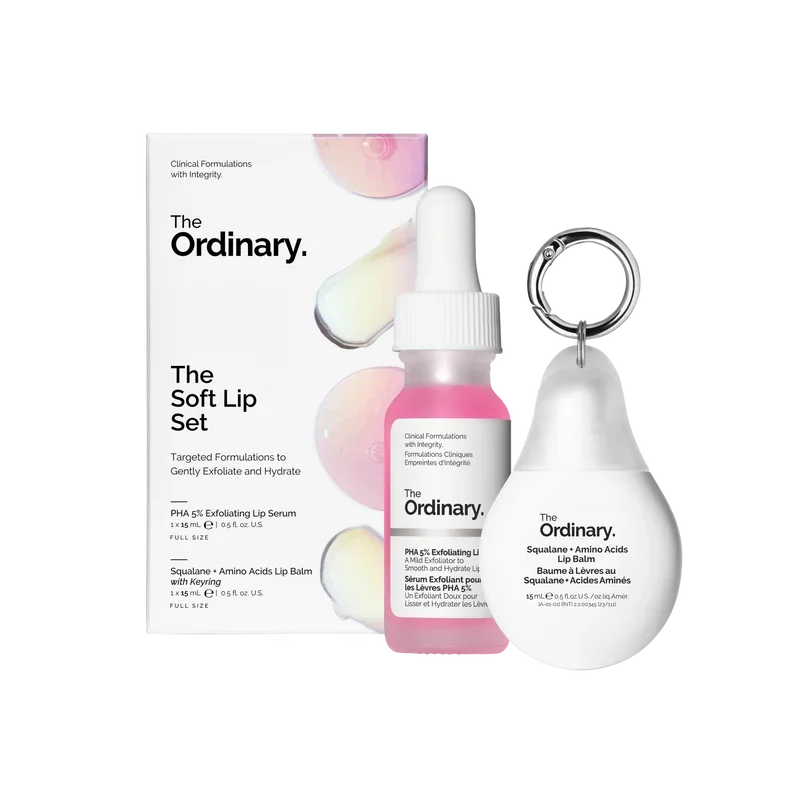 "The Soft Lip Set" von The Ordinary: Karton, rosafarbenes Lippen-Serum mit Pipette und ein weißer, tropfenförmiger Lippenbalsam mit Schlüsselring.