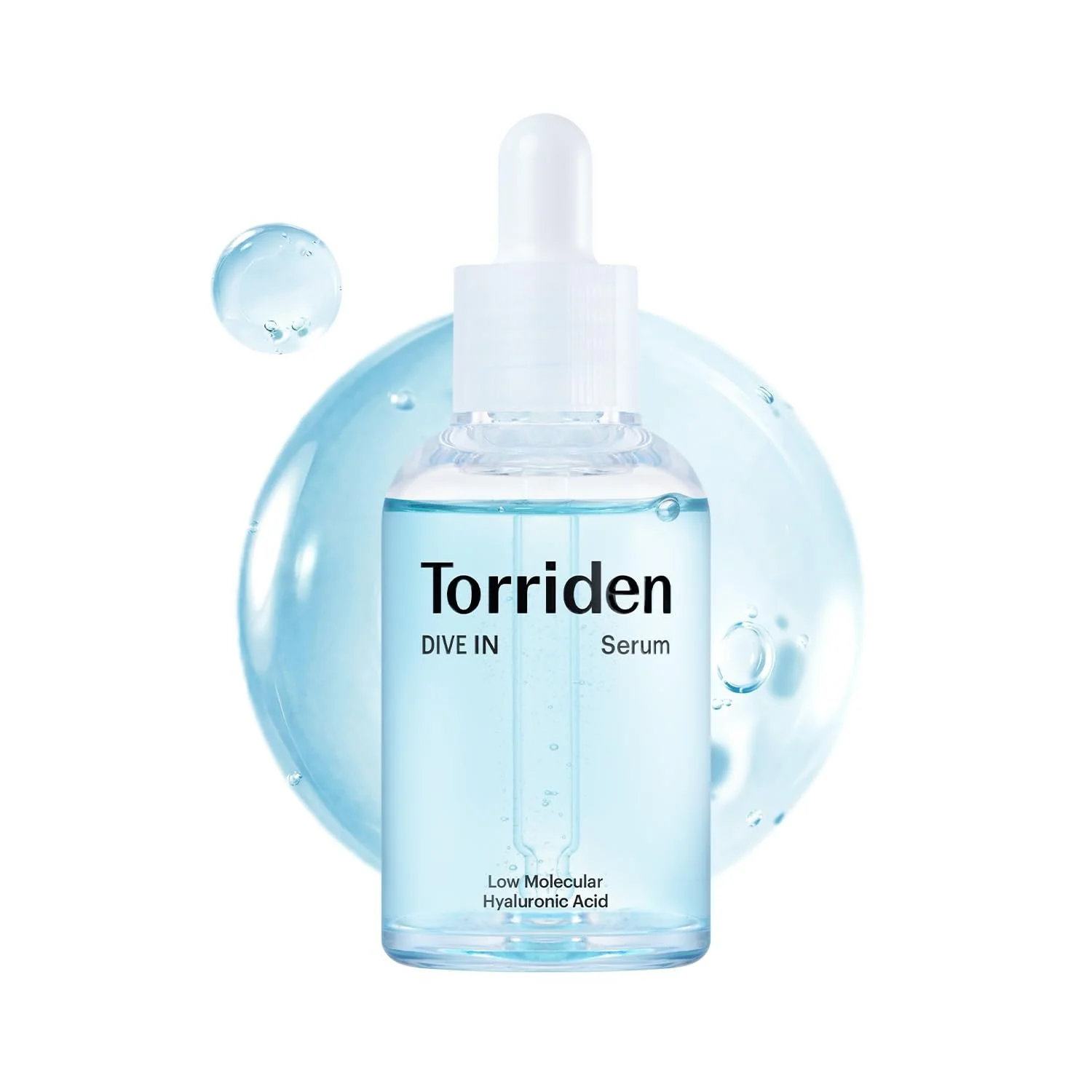 Transparente Pipettenflasche mit Torriden DIVE IN Serum (Niedermolekulare Hyaluronsäure) auf einem wässrigen Gel-Hintergrund