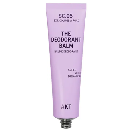 Lilafarbene Tube von AKT London mit der Aufschrift „The Deodorant Balm SC.05 Columbia Road" und den Duftnoten Amber, Veilchen und Tonkabohne.