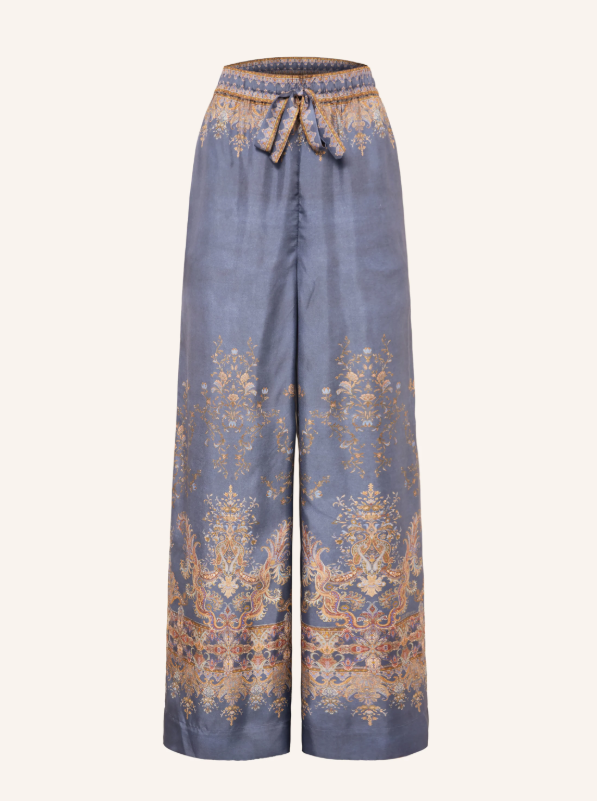 Weite Hose in Graublau mit Bindegürtel und goldenem Paisleymuster am Saum