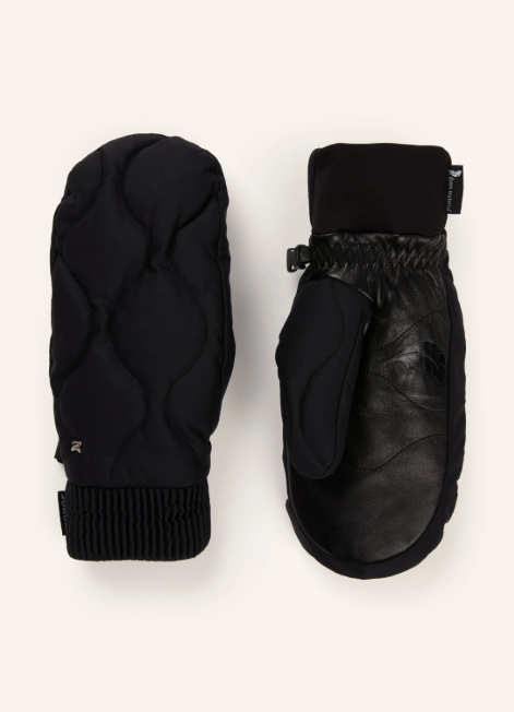 Ein Paar schwarze Ski-Fäustlinge. Die Oberseite ist wellenförmig gesteppt und hat ein Rippstrickbündchen, während die Handinnenfläche aus glattem Leder besteht.
