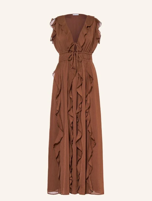 Maxikleid in warmem Terrakotta mit verspielten Volants und V-Ausschnitt - Hochzeitsgast Trend 2026