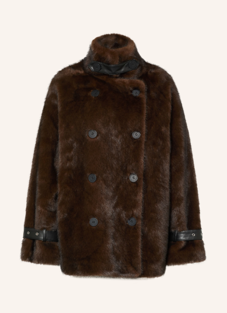 Eine dunkelbraune Kunstpelzjacke mit zweireihiger Knopfleiste sowie schwarzen Riemendetails an Kragen und Ärmelabschlüssen.