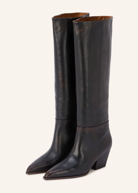 Ein Paar hohe, dunkelbraune Glattlederstiefel mit spitzer Kappe, geradem Schaft und Blockabsatz.