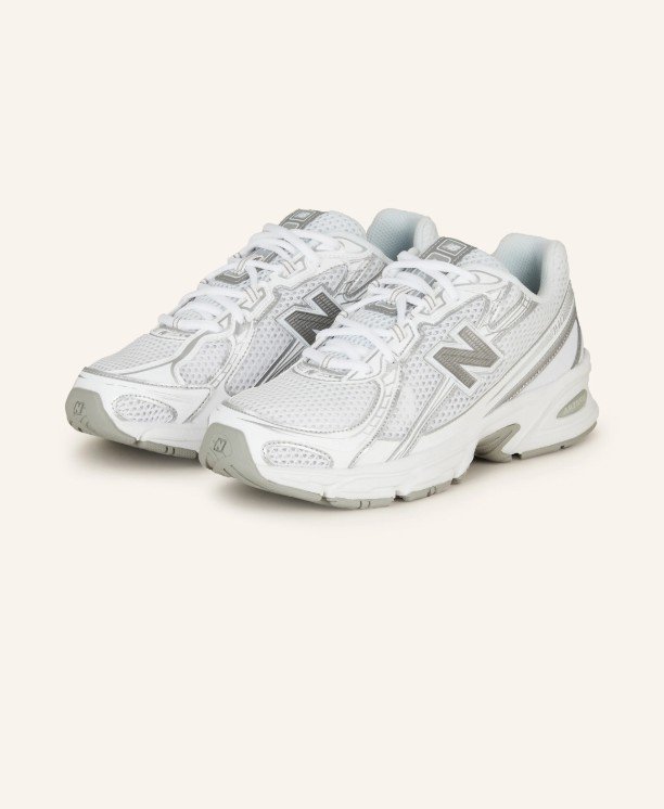 Detaillierte Ansicht der New Balance 1906R Sneaker in Weiß-Silber, eine trendige Wahl für Bräute, die Stil und Dämpfung kombinieren möchten.