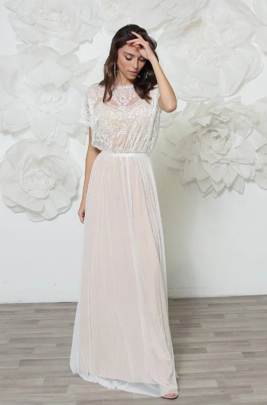 Vintage-inspiriertes Brautkleid mit transparenter Spitze über einem nude-farbenem Mieder und Tüllrock.