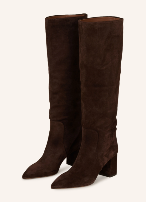 Ein Paar hohe, dunkelbraune Wildlederstiefel mit spitzer Kappe, geradem Schaft und Blockabsatz.