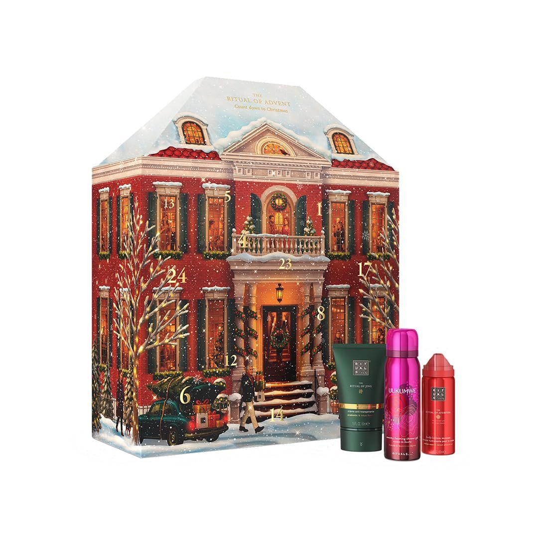 Adventskalender von Rituals, der wie ein festlich beleuchtetes, verschneites rotes Backsteinhaus gestaltet ist, die Türchen sind auf den Fenstern und der Fassade verteilt. Rechts neben dem Kalender stehen drei verschiedene Rituals-Pflegeprodukte.