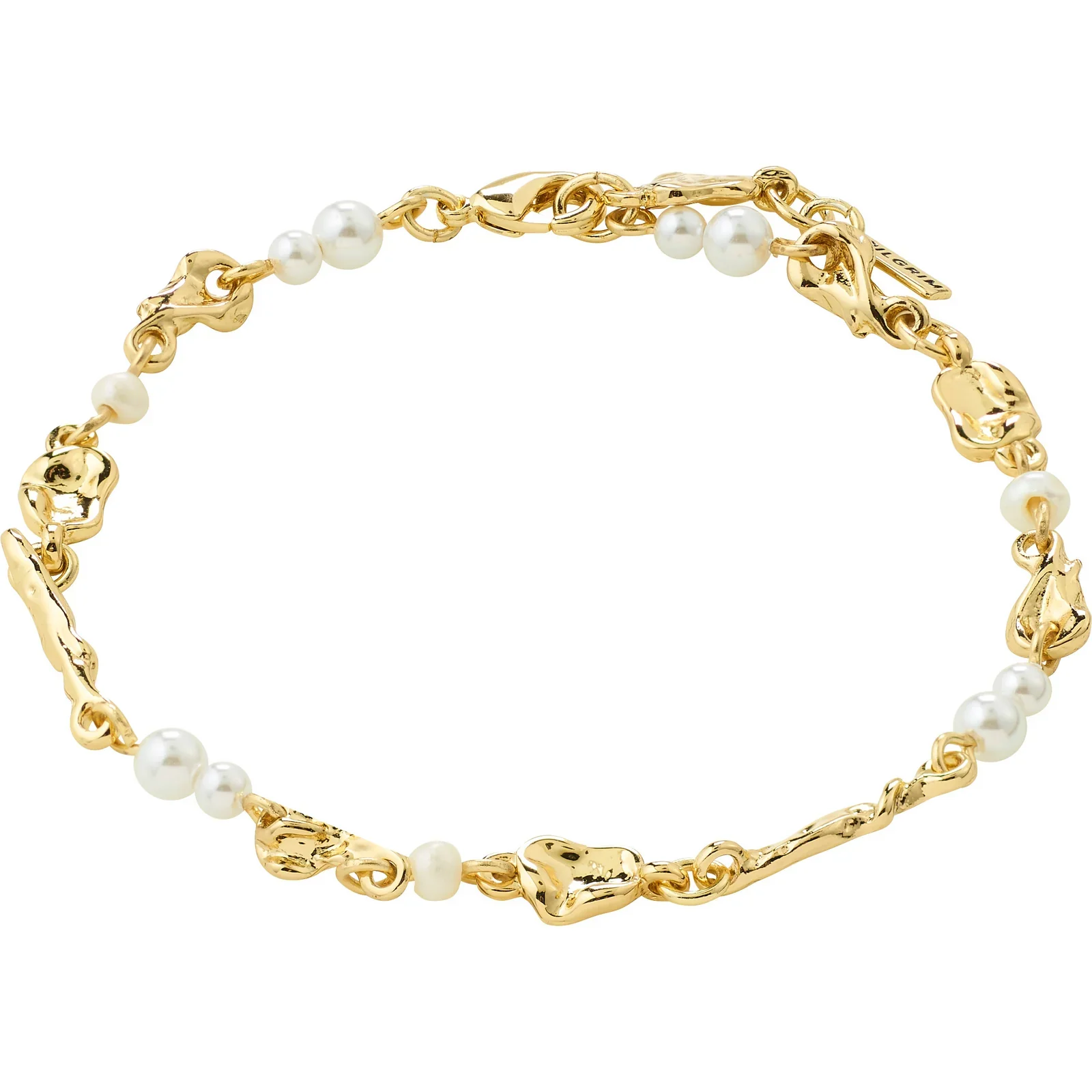 Goldenes Armband von PILGRIM. Organisch geformte Goldglieder wechseln sich mit unterschiedlich großen weißen Perlen ab. Mit Karabinerverschluss und Logo-Plättchen.