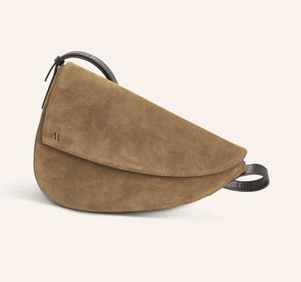 Camelfarbene Halbmond-Tasche aus Wildleder mit dunkelbraunem Lederhenkel und geprägtem Markenzeichen.