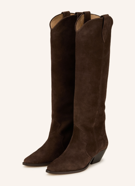 Ein Paar hohe, dunkelbraune Cowboystiefel aus Wildleder mit spitzer Kappe, typisch geschwungenem Schaftrand mit Zuglaschen und niedrigem Blockabsatz.