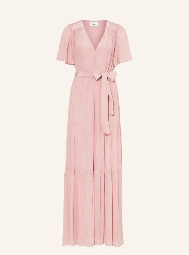 Maxikleid in Pastellrosa in Wickeloptik mit Bindegürtel und Stufenrock - Romantischer Hochzeitsgast Trend 2026