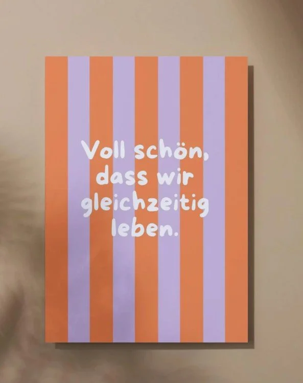 Postkarte mit Spruch „Voll schön, dass wir gleichzeitig leben“ – liebevolles Valentinstag Geschenk für Partner oder Freunde, modern und farbenfroh gestaltet.