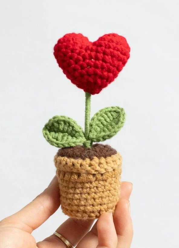 Handgemachte gehäkelte Herzpflanze im Topf – originelles Valentinstag Geschenk als süße DIY-Idee für Verliebte und kreative Dekoration.