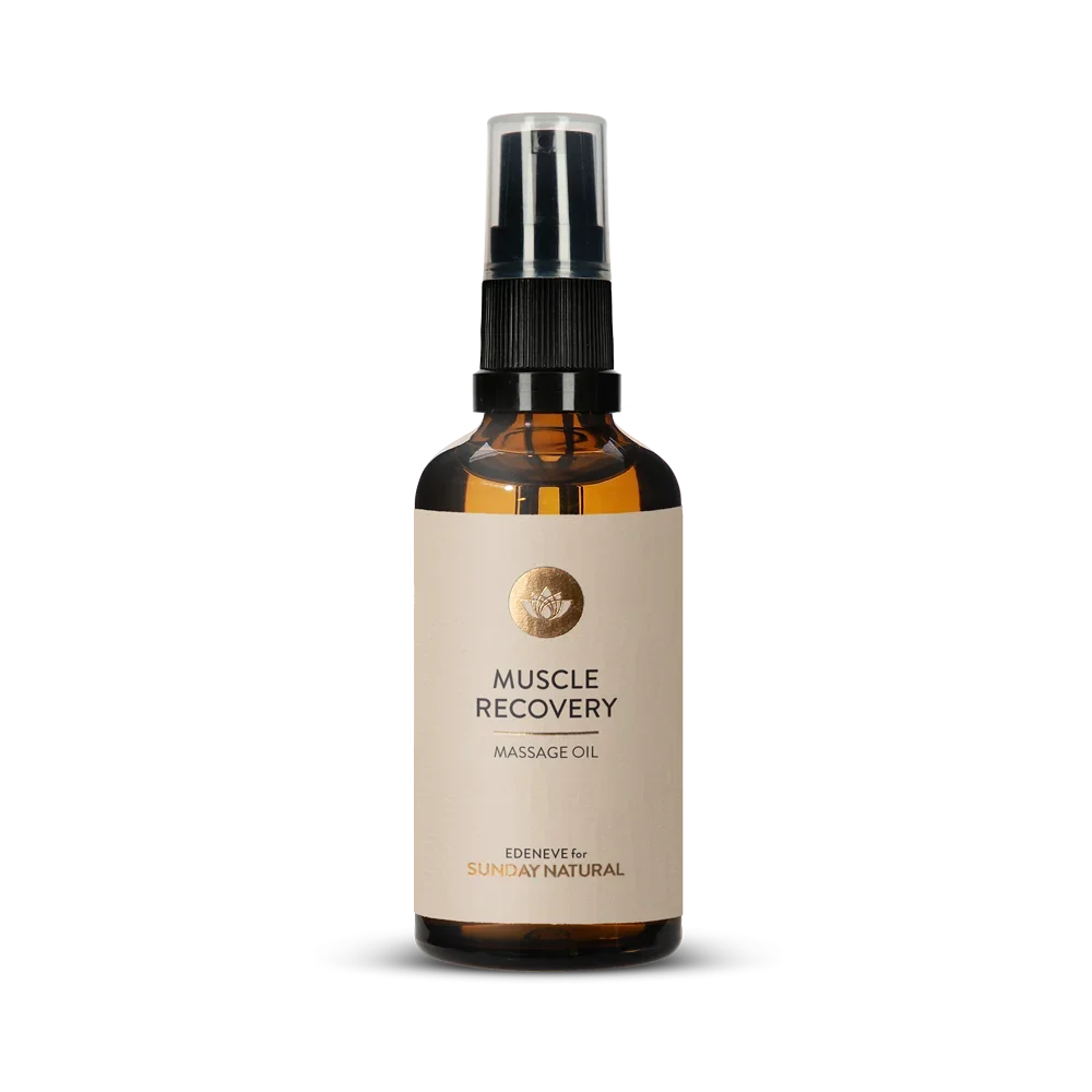 Braune Glasflasche mit schwarzem Pumpspender. Auf dem beigen Etikett steht in schwarzen und goldenen Buchstaben: "MUSCLE RECOVERY MASSAGE OIL". Darunter: "EDENEVE for SUNDAY NATURAL".