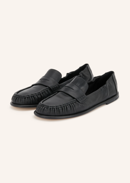Schwarze Penny-Loafer aus weichem Leder mit geraffter Ziernaht an der Kappe.