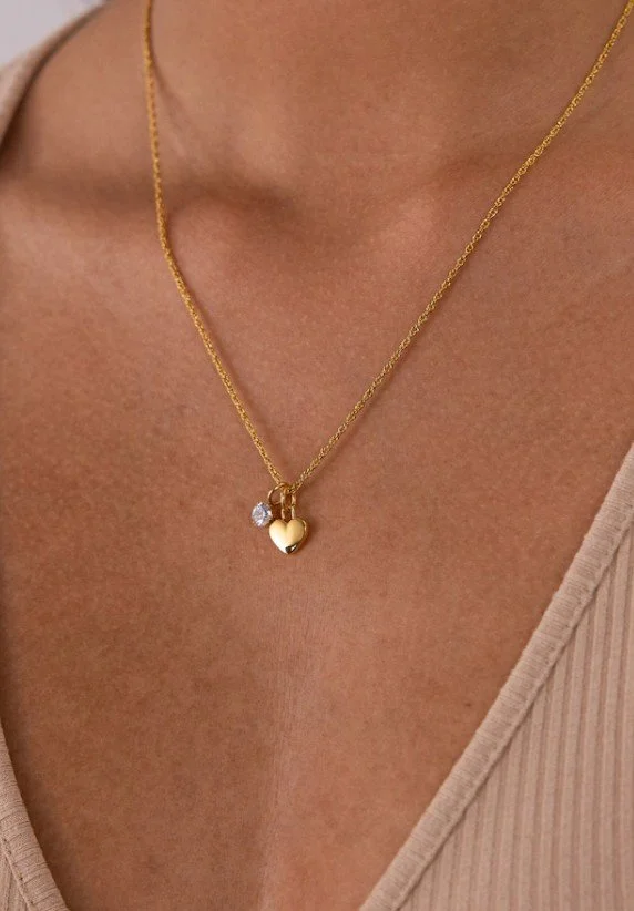Feine goldene Halskette mit Herzanhänger und Kristall – romantisches Valentinstag Geschenk für Frauen mit eleganter und zeitloser Note.
