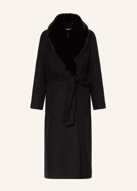 Ein langer, eleganter schwarzer Wickelmantel mit passendem Bindegürtel zur femininen Betonung der Silhouette. Der voluminöse, tiefschwarze Kunstfellkragen verleiht dem klassischen Design eine luxuriöse und besonders wärmende Note.