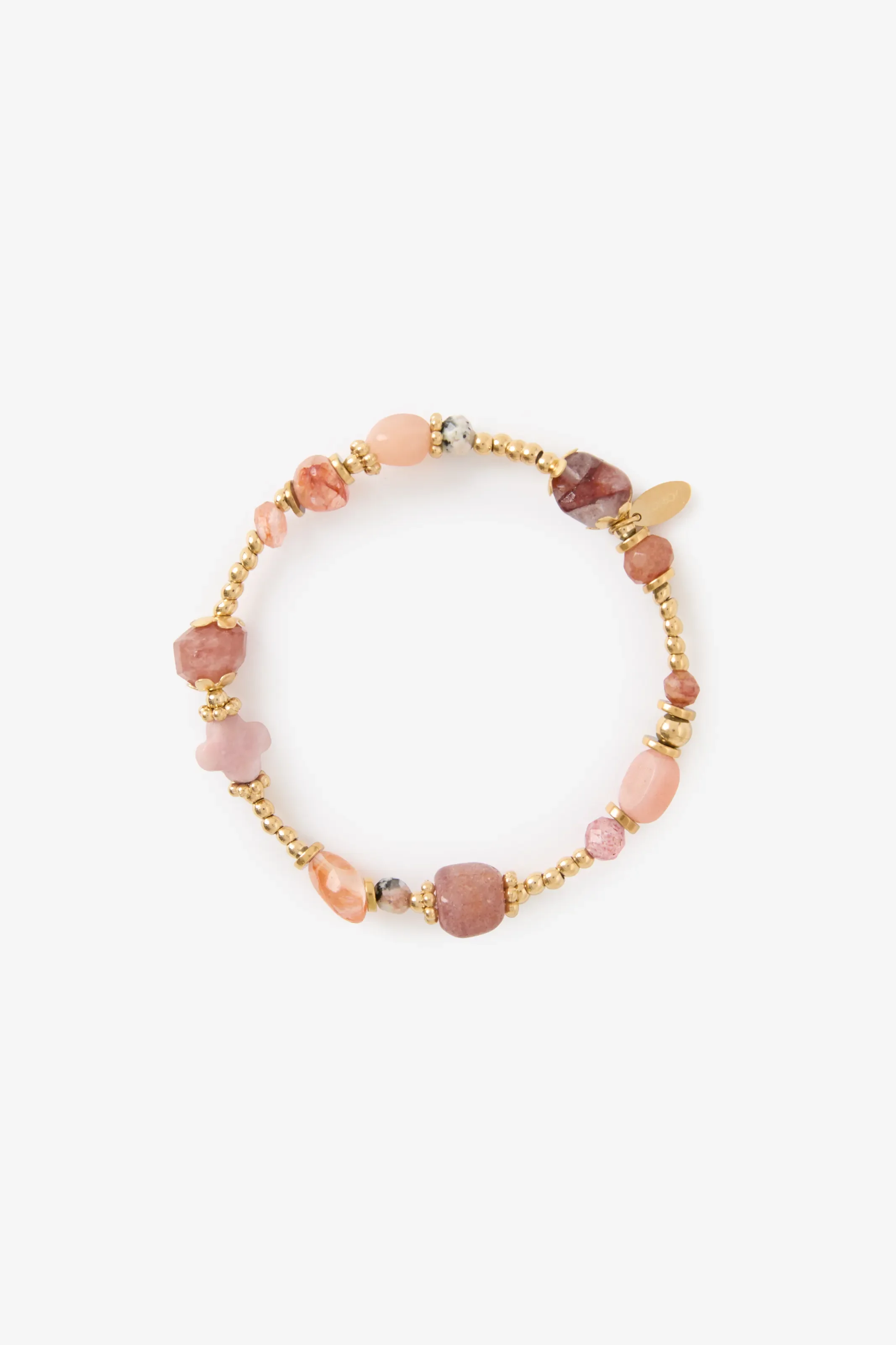 Ein Armband aus kleinen goldenen Perlen und unregelmäßig geformten Natursteinen in verschiedenen Rosa-, Pfirsich- und Brauntönen mit kleinem goldenem Anhänger.