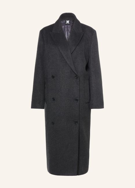 Ein wadenlanger, anthrazitfarbener Wollmantel in zeitlosem, geradem Schnitt mit einem markanten Reverskragen. Die klassische zweireihige Knopfleiste und die dezenten Seitentaschen unterstreichen das puristische, elegante Design dieses Modells.