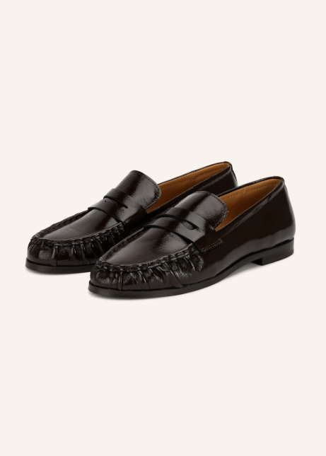 Klassische, dunkelbraune Penny-Loafer in leicht glänzender Glattleder-Optik.