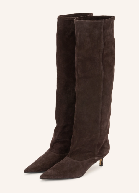 Paar kniehohe braune Wildlederstiefel mit spitzer Kappe und Kitten Heel Absatz vor einem hellen Hintergrund.