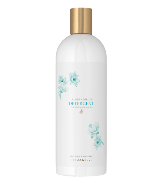 weiße Flasche des Waschmittels „Laundry Deluxe Detergent - The Ritual of Karma“ der Marke Rituals mit einem goldenen Schraubverschluss. Auf dem Etikett sind türkisfarbene Lotusblüten und ein Text mit „holy lotus & white tea“.
