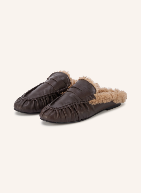 Dunkelbraune Leder-Mules im Mokassin-Stil mit gerafftem Vorderblatt und sichtbarem, hellbeigen Lammfell-Innenfutter am Schuhkragen