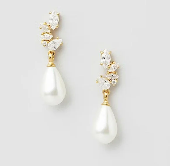 Elegante Brautohrringe in Gold mit tropfenförmiger weißer Perle und funkelnden Zirkonia-Steinen. Hochwertiger Brautschmuck von Safira, perfekt als Ohrringe für die Braut zur Hochzeit.