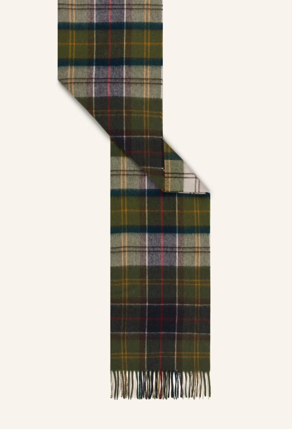 Ein Schal im klassischen schottischen Tartan-Karomuster, bestehend aus den Farben Grün, Marineblau, Rot, Weiß und Gelb. Die Enden sind mit Fransen versehen.