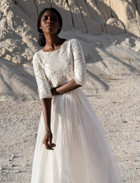 Romantisches Tüll-Brautkleid mit transparenter 3D-Blüten-Korsage und Spaghettiträgern.