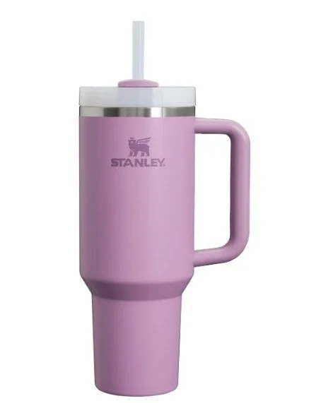 Lila Stanley Quencher H2.0 FlowState Tumbler mit Henkel und Strohhalm. Großer Thermobecher aus Edelstahl in der Farbe Flieder (Lavender).