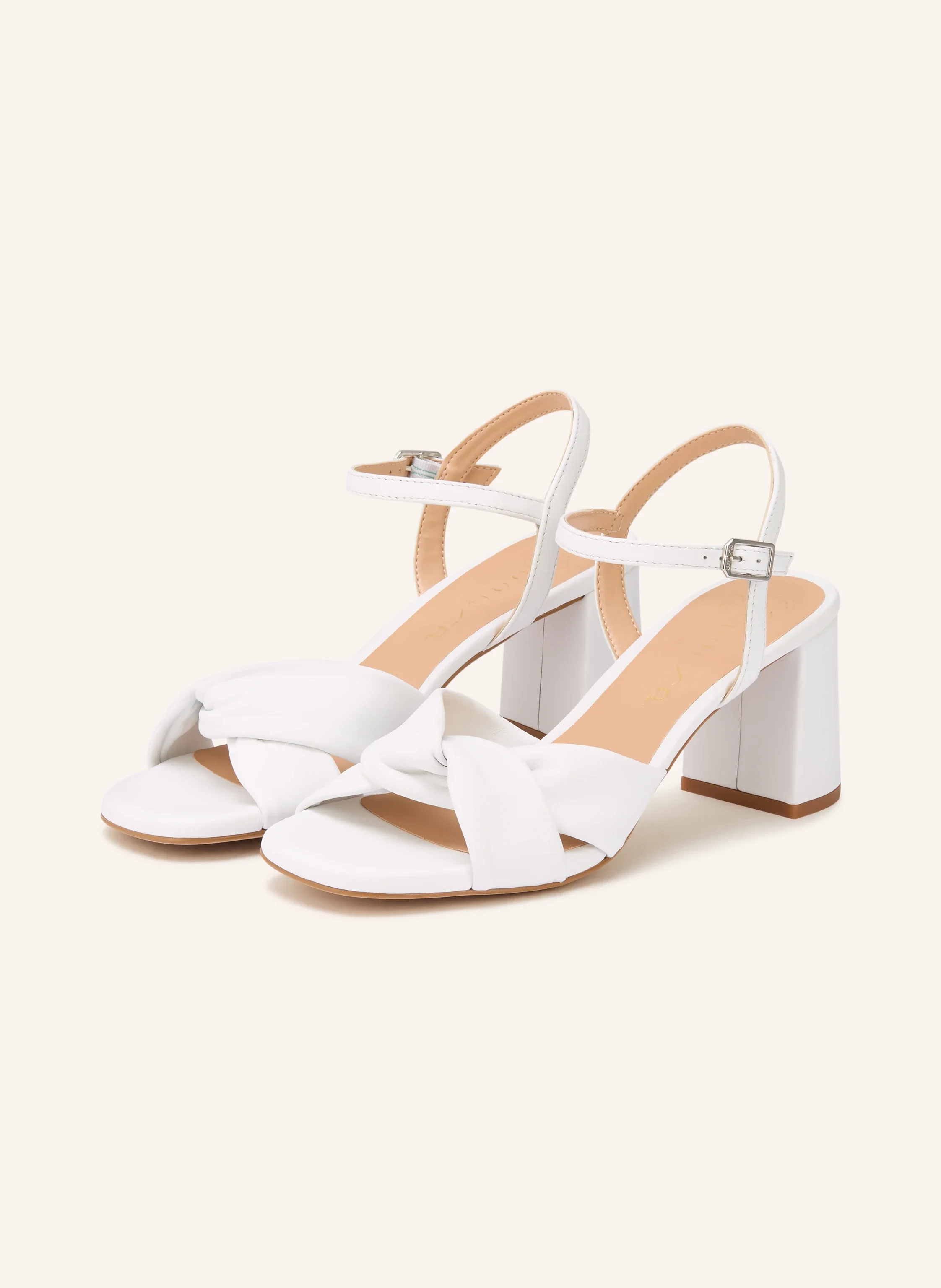 Elegante weiße Brautsandalen von Loeffler Randall mit Blockabsatz, geknoteten Riemchendetails und verstellbarem Knöchelriemen für einen modernen Hochzeitslook.