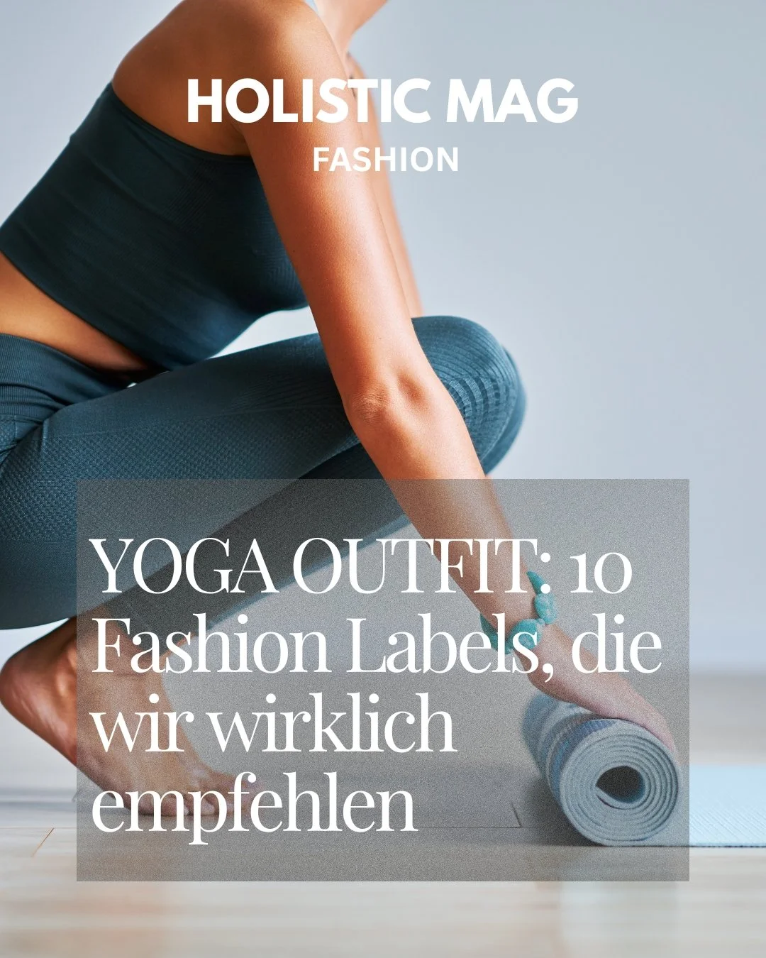 Yoga Outfit aus petrolfarbener Leggings und Bra-Top: Frau rollt barfuß ihre Yogamatte auf einem hellen Holzboden zusammen