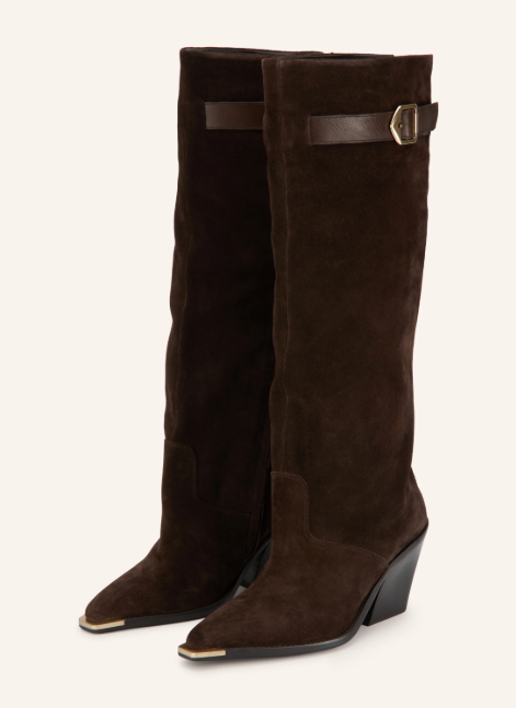 Ein Paar hohe, dunkelbraune Wildlederstiefel mit spitzer Metallkappe, Blockabsatz und einem Riemen mit Schnalle am oberen Schaft.
