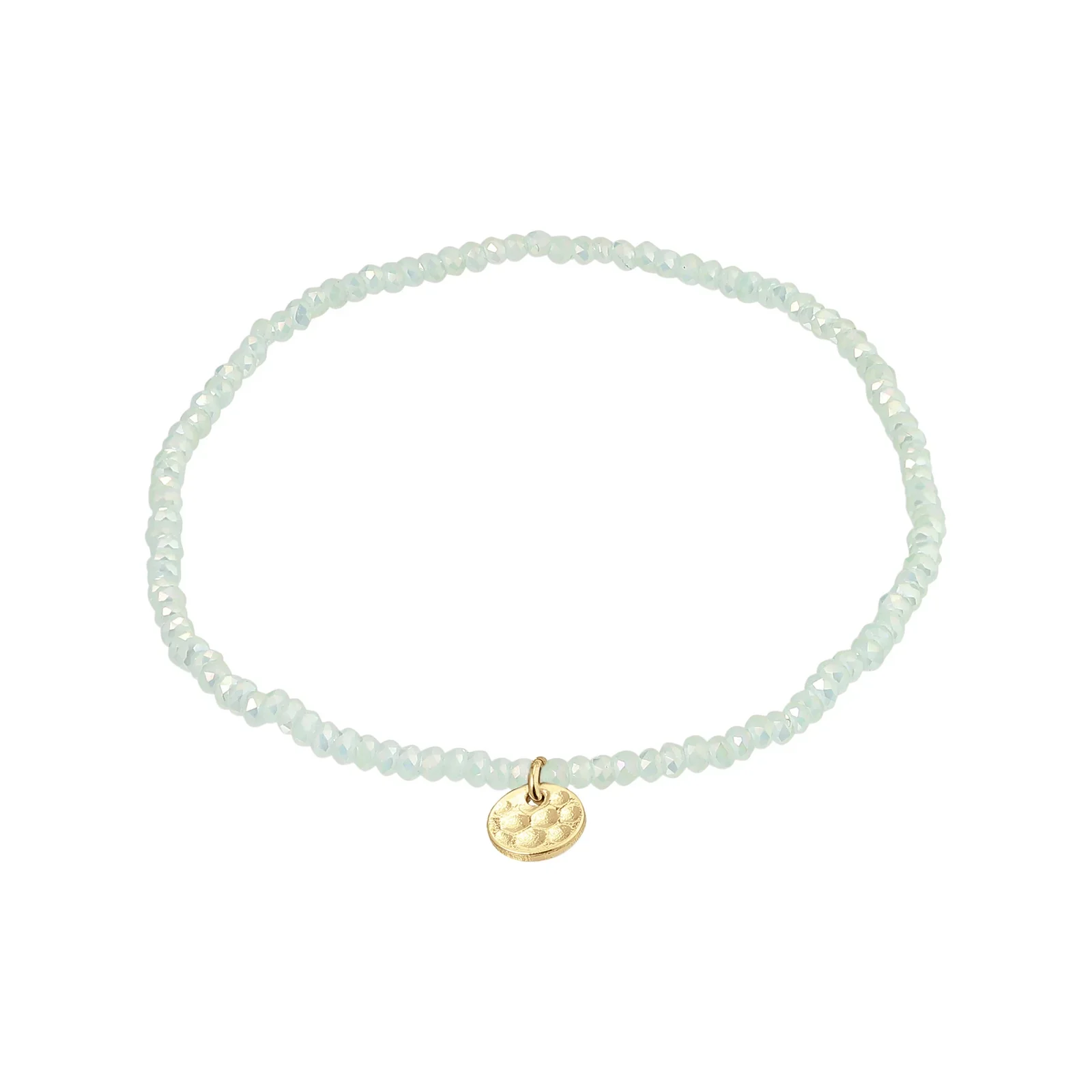 Zartes Armband aus kleinen, hellblau schimmernden, facettierten Perlen. Mittig hängt ein runder, goldfarbener Anhänger mit gehämmerter Oberfläche.