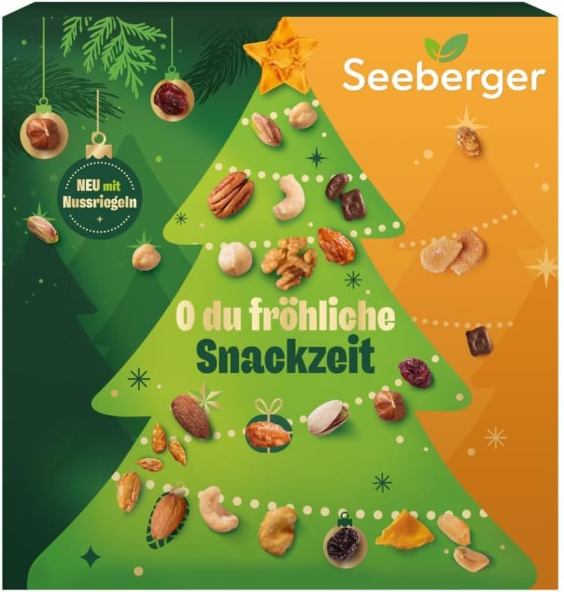 Ein Seeberger-Adventskalender mit einem stilisierten Tannenbaum, der mit verschiedenen Nüssen und Trockenfrüchten dekoriert ist. In der Mitte steht der Spruch „O du fröhliche Snackzeit“, ergänzt durch den Hinweis „NEU mit Nussriegeln“.