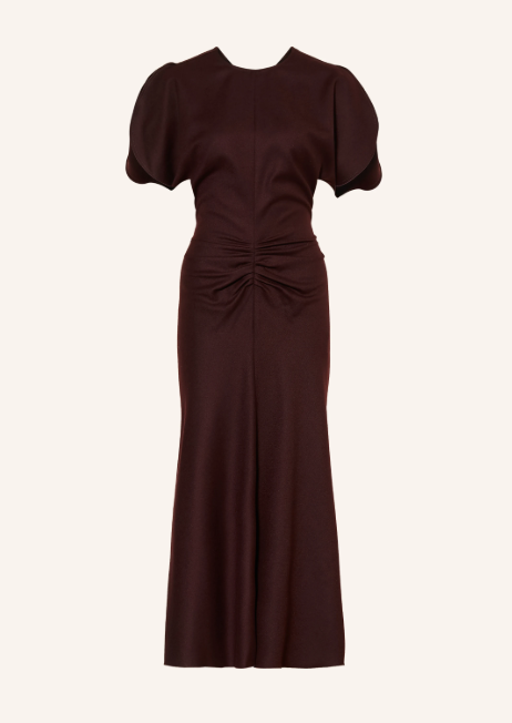 Dunkelbraunes, wadenlanges Kleid mit geraffter Taille und markanten, kurzen Puffärmeln vor hellem Hintergrund. Elegantes Damenkleid mit Rundhalsausschnitt, figurbetontem Schnitt und leicht ausgestelltem Rock.